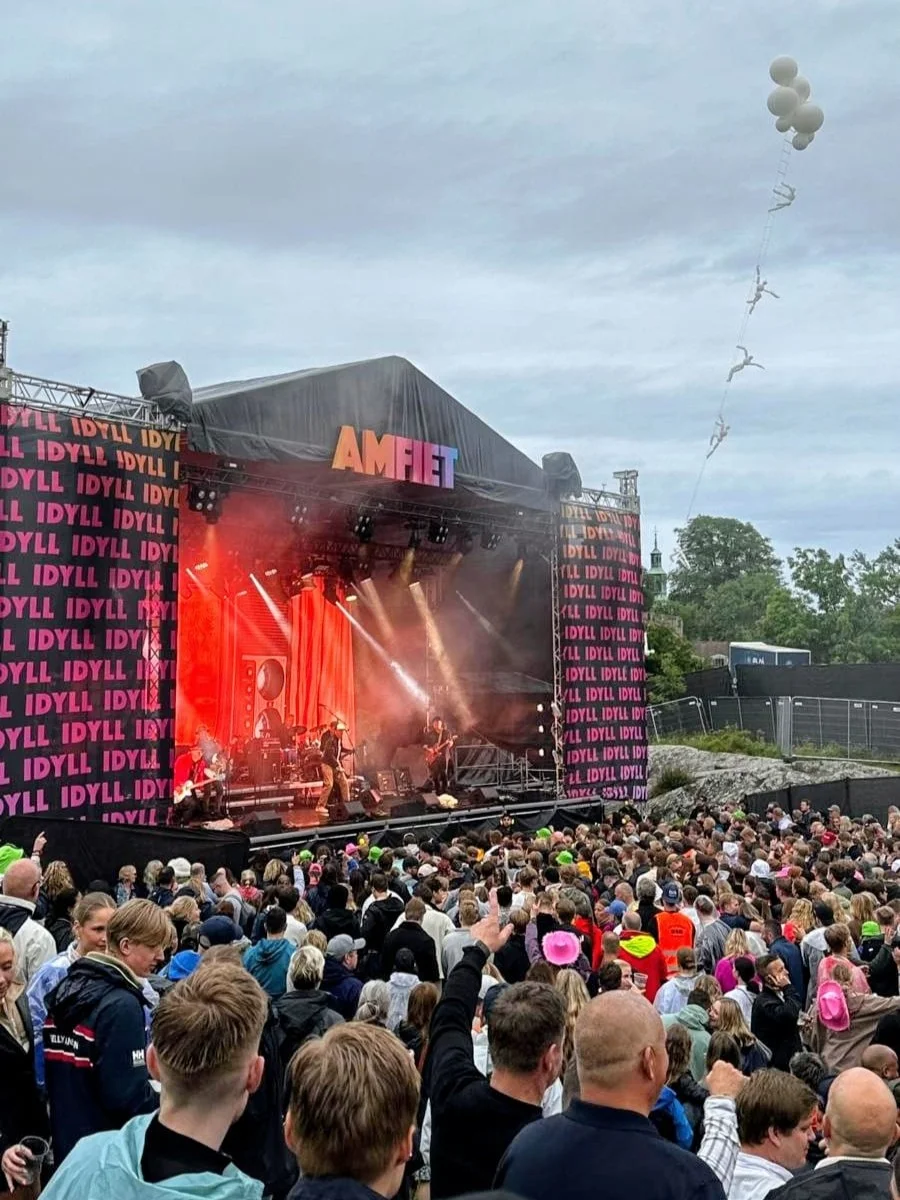 Walkway into Heaven — balloon cluster installation